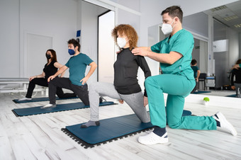 集团人瑜伽垫协助理疗师的康复诊所高质量照片集团人瑜伽垫协助理疗师的康复诊所