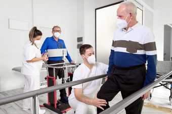 集团物理治疗师工作康复中心中心帮助病人高质量照片集团物理治疗师工作康复中心中心帮助病人