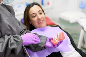 牙医显示病人口腔正畸学牙科模型解释病人的口腔正畸学治疗牙科诊所高质量照片牙医显示病人口腔正畸学牙科模型解释病人的口腔正畸学治疗牙科诊所