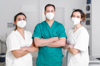 <strong>多样化</strong>的团队医疗保健专业人士穿保护脸面具工作物理康复诊所在冠状病毒流感大流行高质量照片<strong>多样化</strong>的团队医疗保健专业人士穿保护脸面具工作物理康复诊所在冠状病毒流感大流行