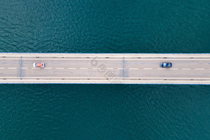 空中视图桥路与汽车在湖海高质量照片空中视