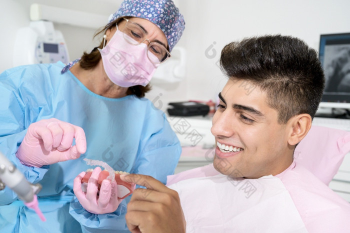 牙医显示看不见的牙套对准器牙科咨询矫正诊所高质量照片牙医显示看不见的牙套对准器牙科咨询矫正诊所
