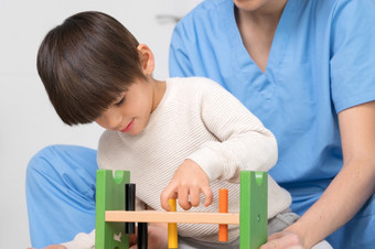 可爱的孩子与残疾玩与发展中玩具而被帮助理疗师康复<strong>医院</strong>高质量照片可爱的孩子与残疾玩与发展中玩具而被帮助理疗师康复<strong>医院</strong>