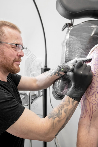 纹身艺术家使纹身的工作室高质量摄影纹身艺术家使纹身的工作室