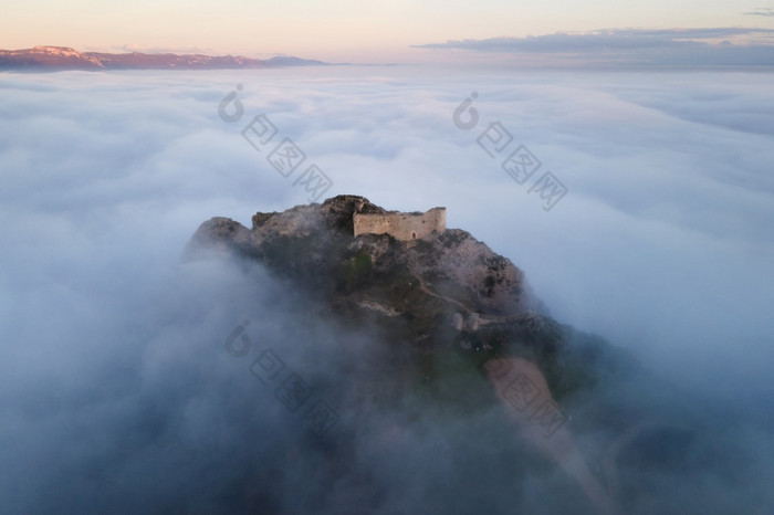 空中视图中世纪的城堡美丽的多雾的日落Poza将布尔戈斯西班牙高质量摄影空中视图中世纪的城堡美丽的多雾的日落Poza将布尔戈斯西班牙高质量摄影