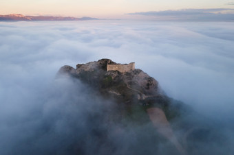 空中视图中世纪的城堡美丽的多雾的日落Poza将布尔戈斯西班牙高质量摄影空中视图中世纪的城堡美丽的多雾的日落Poza将布尔戈斯西班牙高质量摄影