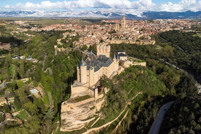 空中视图塞戈维亚城堡著名的具有里程碑意义的塞戈维亚西班牙高质量摄影空中视图塞戈维亚城堡著名的具有里程碑意义的塞戈维亚西班牙高质量摄影