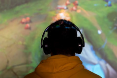 玩家穿耳机玩前面屏幕
