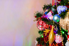 美丽的圣诞节饰品和灯挂的圣诞节树