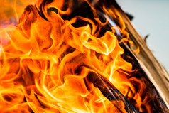 空热木炭烧烤烧烤与明亮的火焰热燃烧烧烤在户外烹饪食物