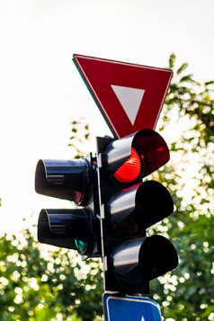 交通光与红色的光交通光信号信号量位于布加勒斯特罗马尼亚