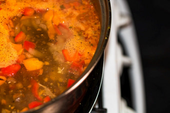 准备汤与鸡和蔬菜关闭<strong>沸腾</strong>汤