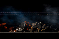 烧烤烧烤坑与发光的和燃烧的热开放火与红色的火焰热木炭加工成和余烬