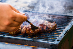 准备肉卷被称为小mititei烧烤关闭烧烤与燃烧火与火焰和烟