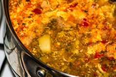 准备汤与鸡和蔬菜关闭沸腾汤