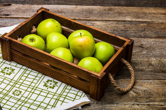 木箱与成熟的绿色<strong>苹果</strong>木表格