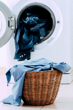 关闭洗机和衣服篮子白色背景洗衣概念