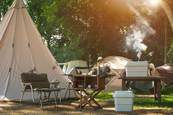 户外厨房设备和木表格集与场<strong>帐篷</strong>集团野营区域自然公园