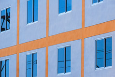 低角和一边视图蓝色的天空反射玻璃窗户表面现代建筑墙