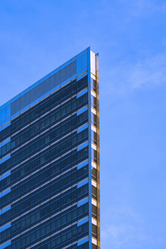 低角和的角度来看一边视图现代高办公室建筑薄形状设计对蓝色的天空的城市