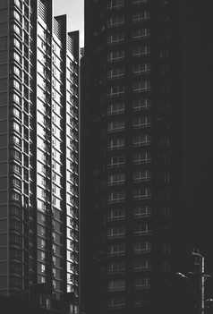 阳光和影子表面高住宅公寓的城市黑色的和白色风格和垂直框架