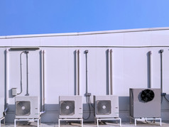 集团空气护发素压缩机与通风设备和管行系统外建筑与蓝色的天空背景