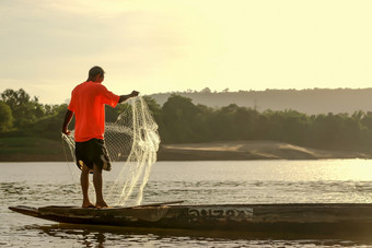 渔民生活沿着美丽的日落的湄公河河