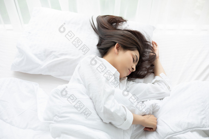美丽的亚洲女人姥和睡觉白色床上