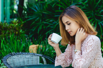 亚洲业务女人工作和喝咖啡放松时间