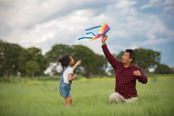 亚洲孩子女孩和父亲与<strong>风筝</strong>运行和快乐草地夏天自然