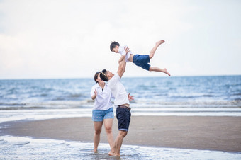 活跃的父母和人户外活动夏天假期和假期与孩子们快乐家庭和儿子走与有趣的日落海沙子海滩