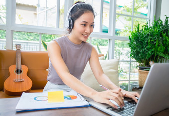 亚洲女商人使用<strong>笔记本电脑</strong>和穿耳机为在线会议和工作从<strong>首页</strong>