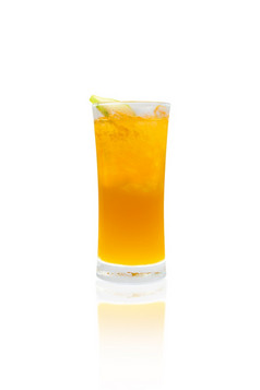 橙色汁冷玻璃与薄橙色片孤立的白色颜色背景