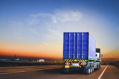 预告片卡车与容器运行高速公路的工业房地产晚上时间