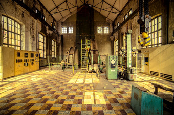 老<strong>工厂</strong>大厅与瓷砖的地板上