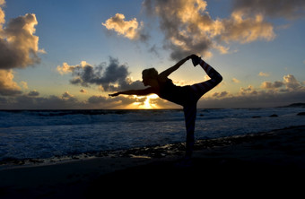 瑜伽舞者构成的轮廓的海岸阿鲁巴岛