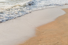 白色水波的海的桑迪海滩背景