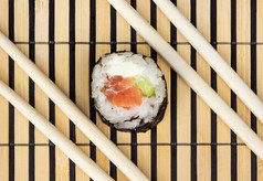 寿司卷和筷子在竹子席