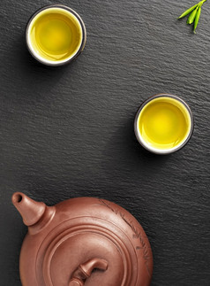 绿色日本茶陶瓷茶壶和碗百仕通表格前视图茶仪式极简主义