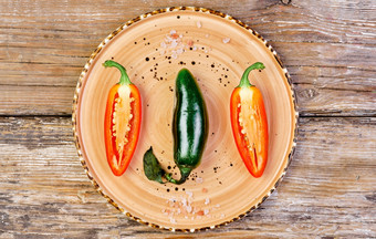 生热绿色墨西哥墨西哥胡椒辣椒陶瓷盘传统的西班牙语餐前小吃老木表格平前视图传统的香料仍然生活的想法