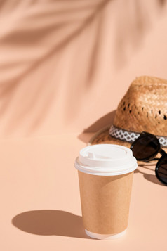 咖啡杯稻草他和太阳镜光米色背景阴影棕榈叶子垂直框架做梦关于夏天和有趣的享受生活假期假期旅行旅游概念