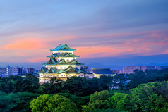 名古屋城堡和城市天际线日本日落