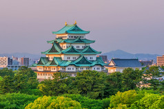 名古屋城堡和城市天际线日本日落