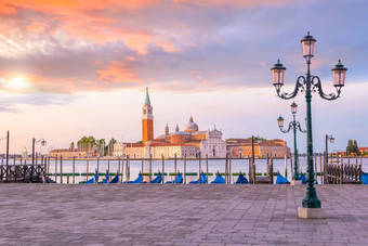 城市景观图像威尼斯意大利在日出与贡多拉