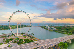 新加坡天际线湾区域与蓝色的天空