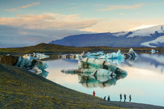 杰古沙龙冰隆环礁湖与蓝色的天空浮动冰山冰岛