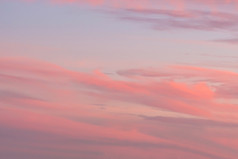 色彩斑斓的日落天空与云为背景