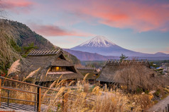 老日本风格房子和富士日落日本