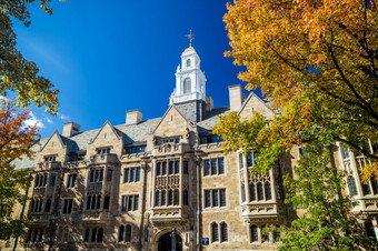 耶鲁大学大学建筑秋天与蓝色的天空新还美国