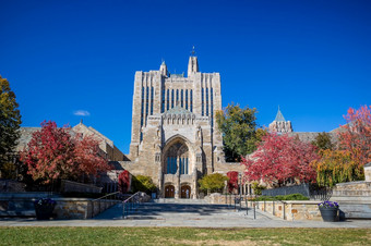 耶鲁大学大学建筑秋天与<strong>蓝色的天空</strong>新还美国